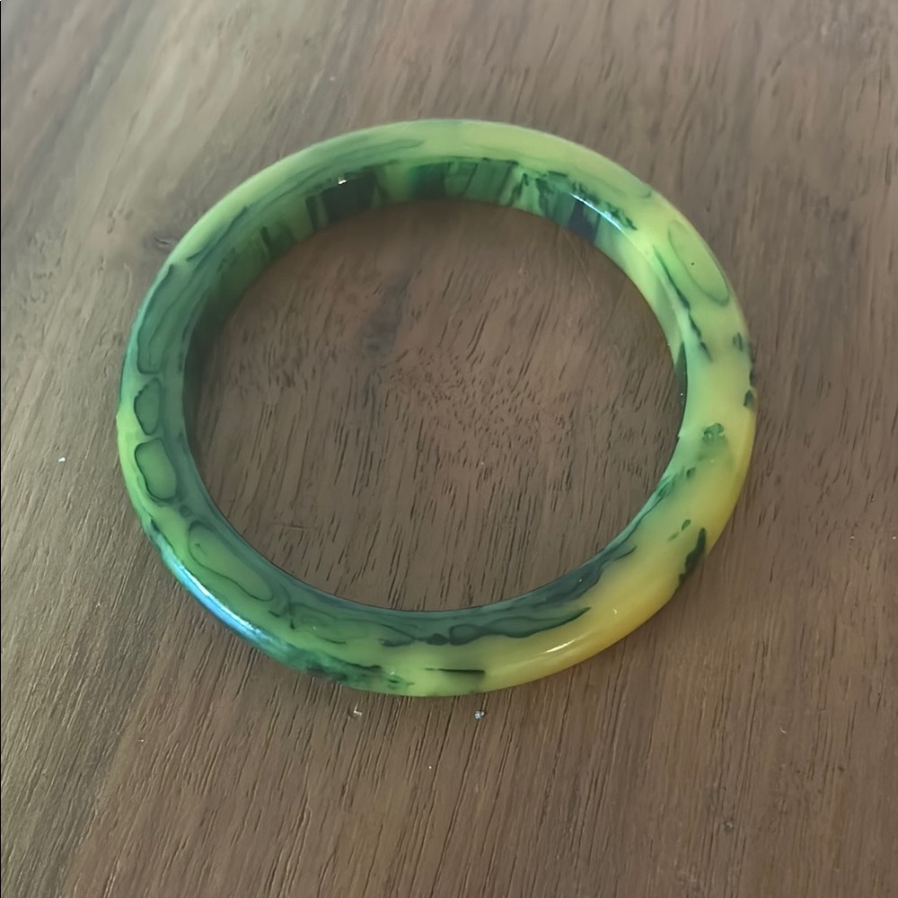 Bakelite Green and Yellow Bangle Bracelet 💚